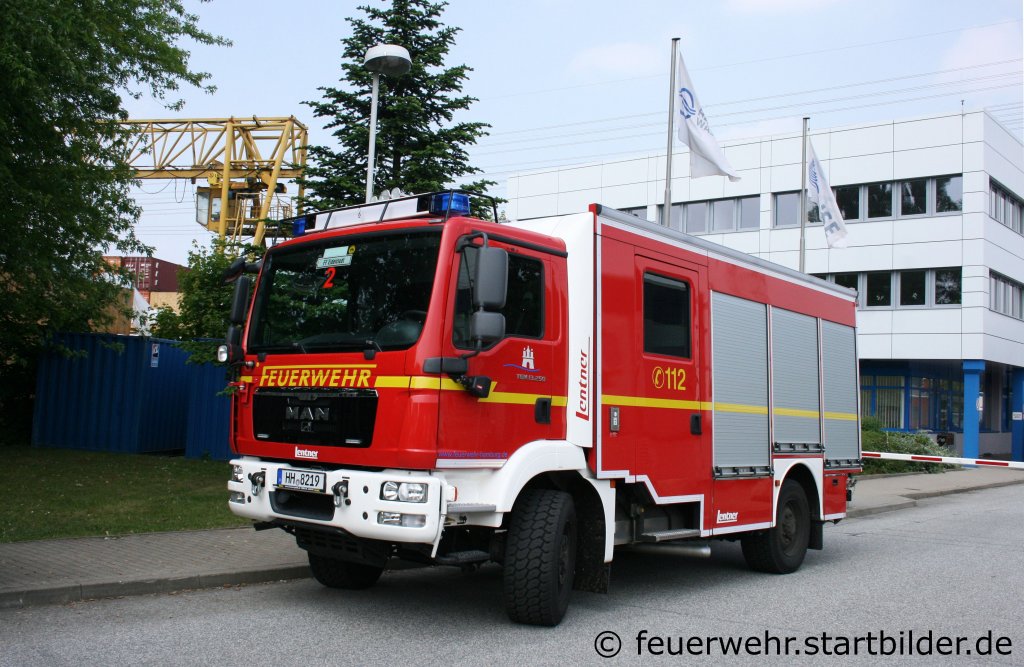 LF 20-Kats (HH 8219) der Feuerwehr Hamburg auf MAN TGM 13.250.
Dieses Fahrzeug steht bei der FF Hamburg Eidelstedt.
Aufgenommen beim Tag der offenen T�r der Feuerwehr Schule Hamburg am 21.5.2011