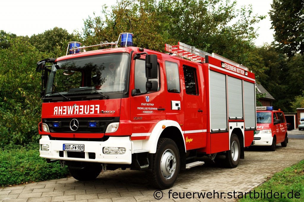 LF 20/16 (Funk:15/44/1) der FF Bottrop Vonderort.
Das Fahrzeug hat einen Ziegler aufbau.
Aufgenommen am 18.9.2011 beim Tdo der FF Altstadt.