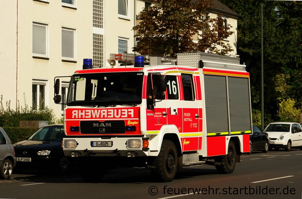 LF 20/6 TS (16/45/1).
Das Fahrzeug steht bei der FF D�sseldorf Garath.
Aufgenommen beim Tag der Offenen T�r der Wache 7 am 23.9.2011.