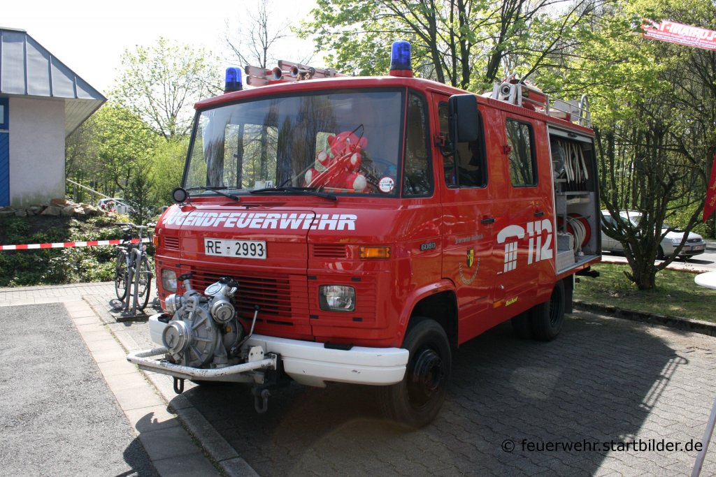 LF 8 (Florian Gladbeck 4/41/1) der Feuerwehr Gladbeck.
Das Fahrzeug steht beim LZ Rentford
Aufgenommen bei Tag der Offenen T�r der Feuerwehr Gladbeck Rentfort,24.4.2010 
Dieses Fahrzeug geh�rt zur Jugendfeuerwehr .