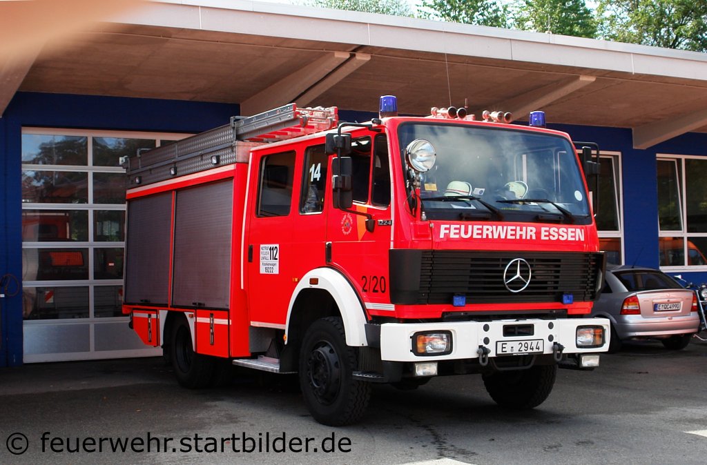 LF16/12 (Florian Essen 10/44/4) der Feuerwehr Essen LG Altenessen.
Aufgenommen beim Tag der Offenen T�r der Feuerwache 1 in Essen, 10-11.9.2011.