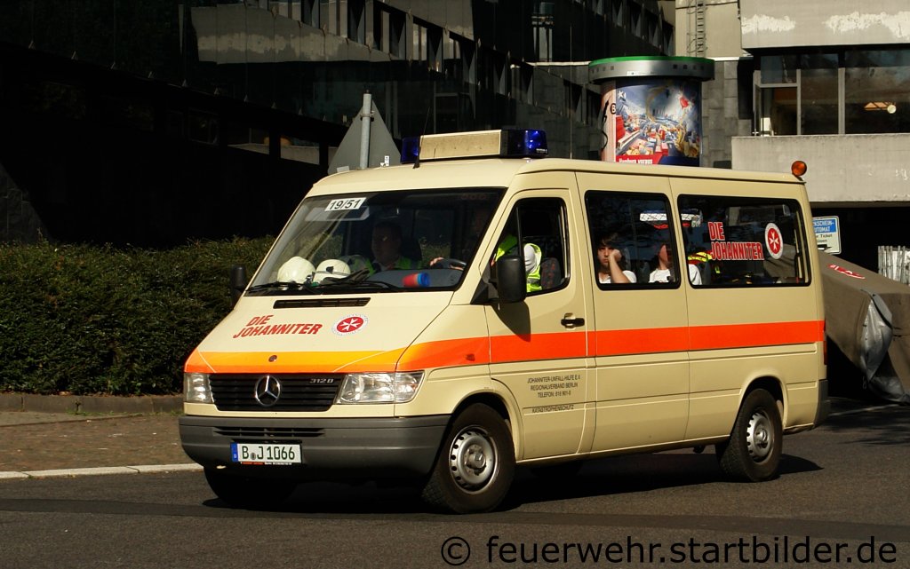 MTW 19/51 der Johanniter aus Berlin.
Aufgenommen beim NRW Tag 2011 in Bonn.