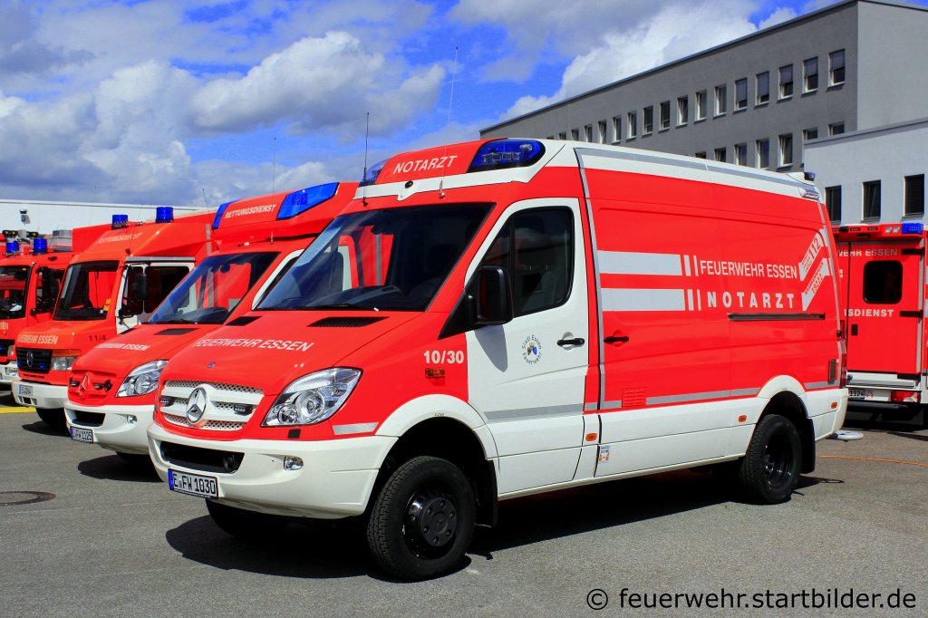 NEF 10/30. 
Diese Fahrzeugart ist neu zur Feuerwehr Essen gekommen. Sie soll alle KTW und NAW ersetzen. Im Normaldienst kann das Fahrzeug als KTW eingesetzt werden. Mit wenigen Handgriffen kann es zum NEF aufger�stet werden. Auch verf�gt das Fahrzeug �ber einen gro�en Behandlungsraum was f�r ein NEF untypisch ist. Aufgenommen beim Tdot der BF Essen, 25.8.2012.