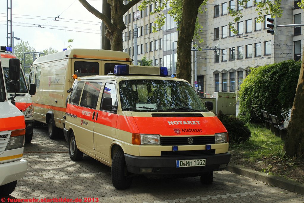 NEF (D MH 1002) der Malteser aus D�sseldorf.
Aufgenommen in Solingen Ohligs,25.5.2013.