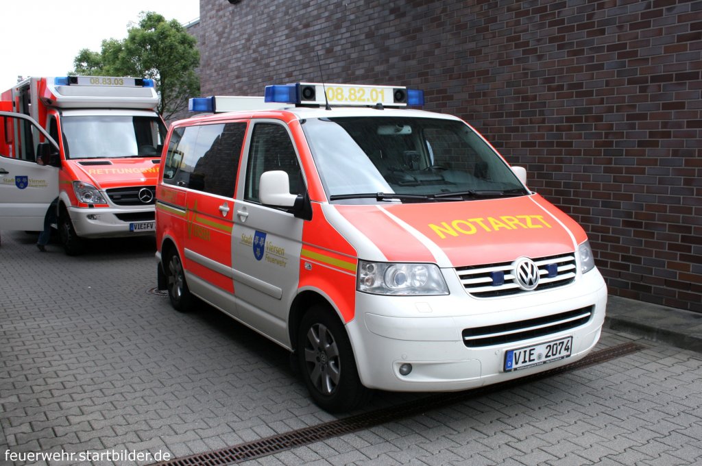 NEF (VIE 2074) (Funk: 8/82/1) der Feuerwehr Viersen
Aufgenommen beim Tag der Offenen T�r der Feuerwehr Viersen Stadtmitte, 20.6.2010.
