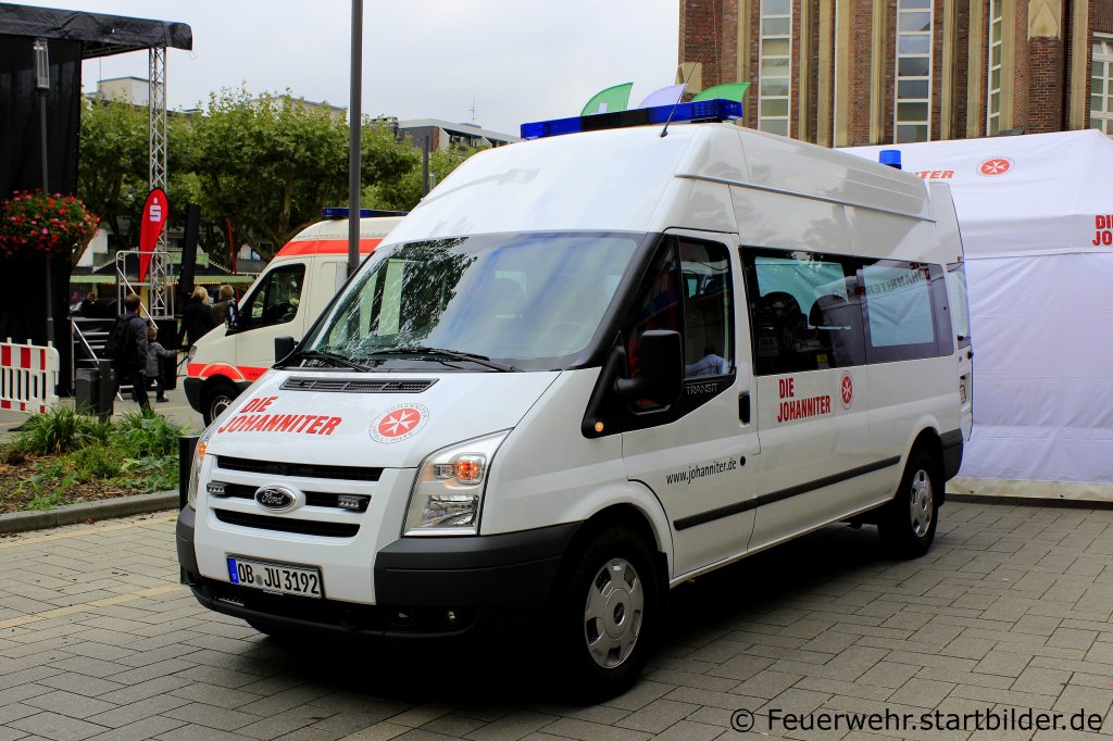 Neuer MTW (OB JU 3192) der Johanniter Oberhausen.
Aufgenommen beim Blaulichttag 2012 in Oberhausen,29.9.2012.
Der Ford Transit ist bei fast allen Hilfsorganisationen anzutreffen.