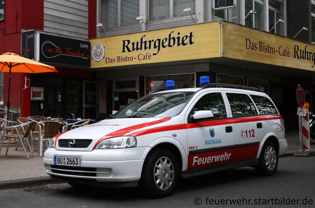 Pkw-2 (BO 2663) der Feuerwehr Bochum.
Aufgenommen in der Bochumer City am 28.5.2011.