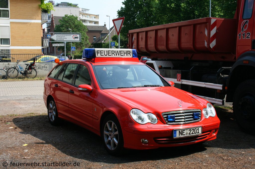 PKW (NE 2201) auf MB E Klasse.
Aufgenommen in Grevenbroich am 30.4.2011.