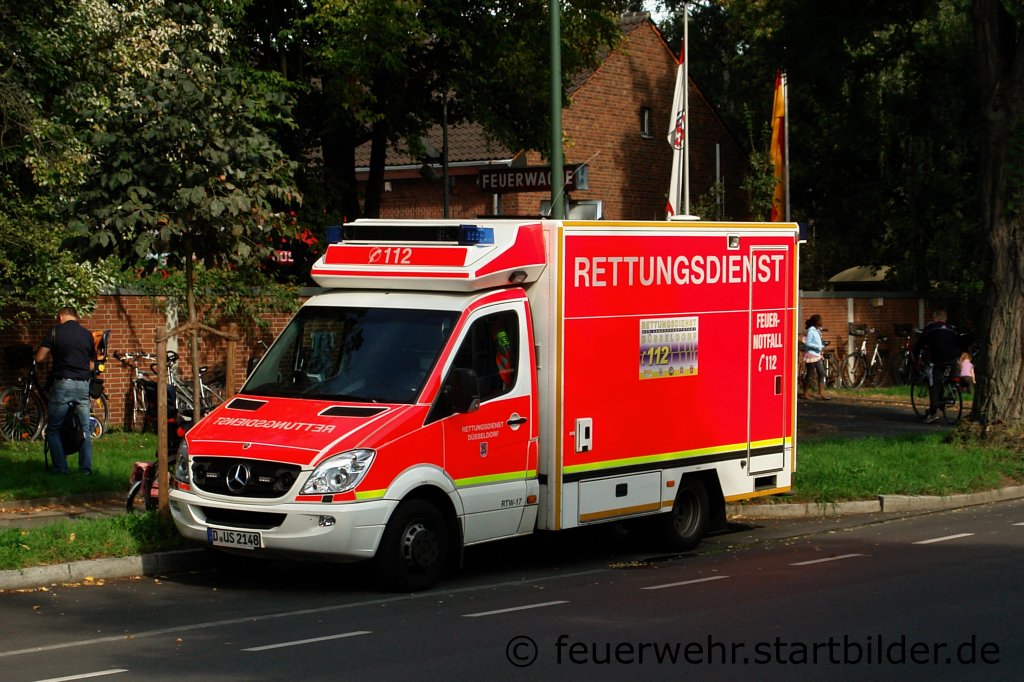 RTW 17 (7/83/1) der Feuerwehr D�sseldorf mit Fahrtec Aufbau.
Aufgenommen beim Tag der Offenen T�r der Wache 7 am 23.9.2011.