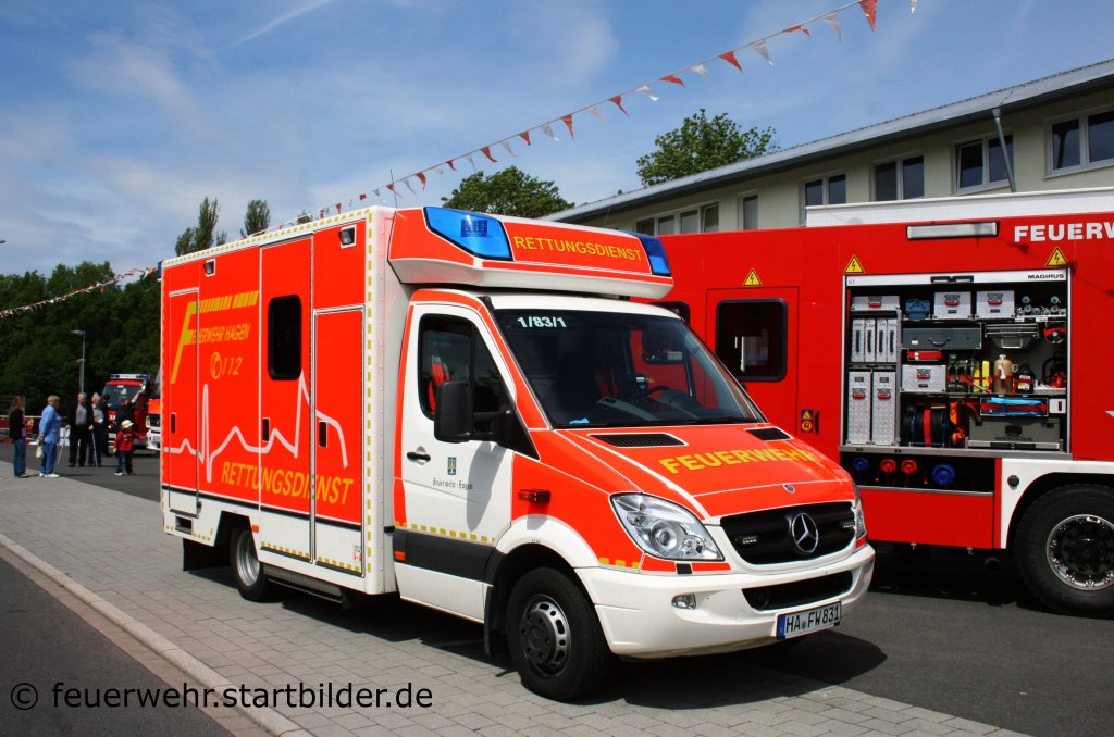 RTW (1/83/1) der Feuerwehr Hagen Haspe.
Man konnte in am 28.5.2011 beim Tag der offenen T�r der Feuerwehr Hagen Haspe sehen.
 