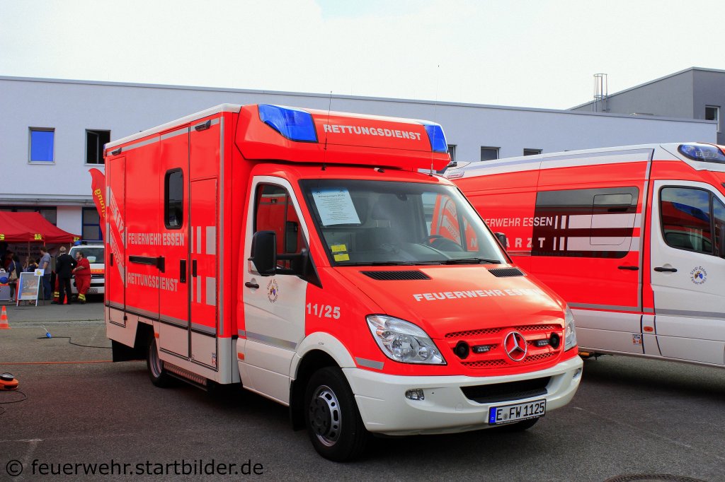 RTW 3 der Feuerwache 1.
Das Fahrzeug ist neu zur Feuerwehr gekommen und tr�gt bei der Feuerwehe Essen die Nummer 11/25.
Aufgenommen beim Tdot der BF Essen, 25.8.2012.