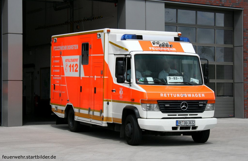 RTW (3/83/1) der Feuerwehr Dorsten.
Aufgenommen bei Tag der offenen T�r der Feuerwehr Dorsten, 13.6.2010.