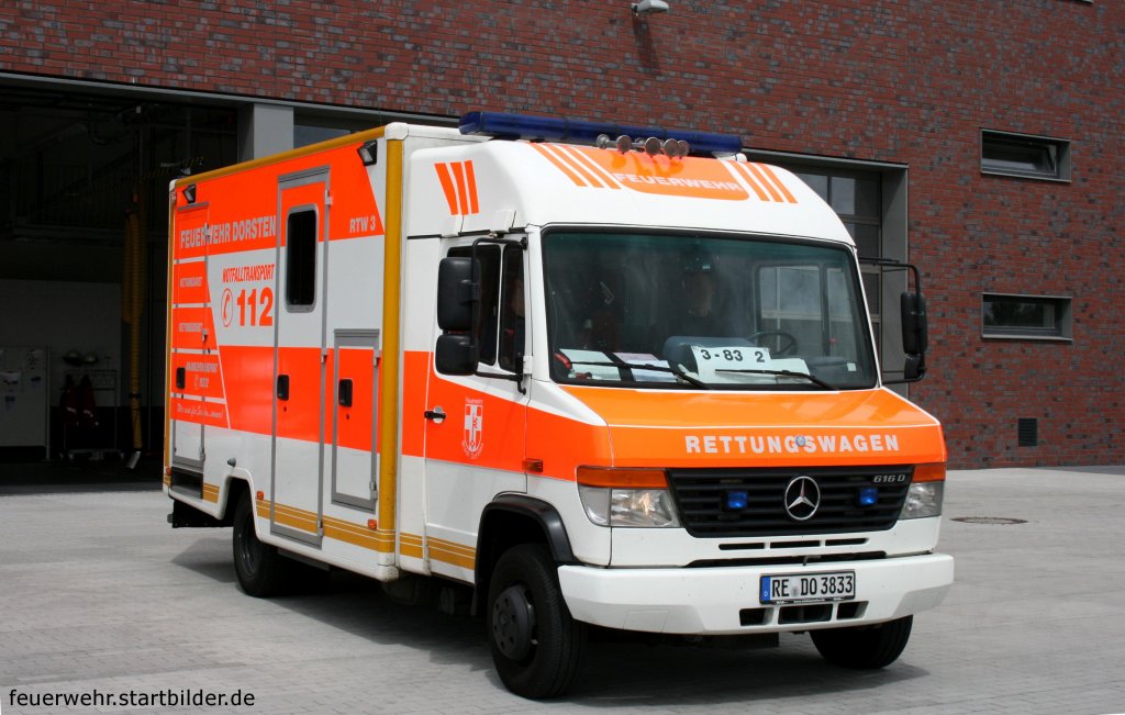 RTW (3/83/2) der Feuerwehr Dorsten. 
Aufgenommen beim Tag der Offenen T�r der Feuerwehr Dorsten, 13.6.2010.