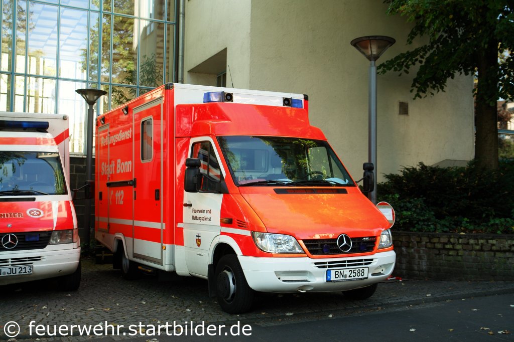 RTW (BN 2588) der Feuerwehr Bonn.
Aufgenommen beim NRW Tag 2011 in Bonn.