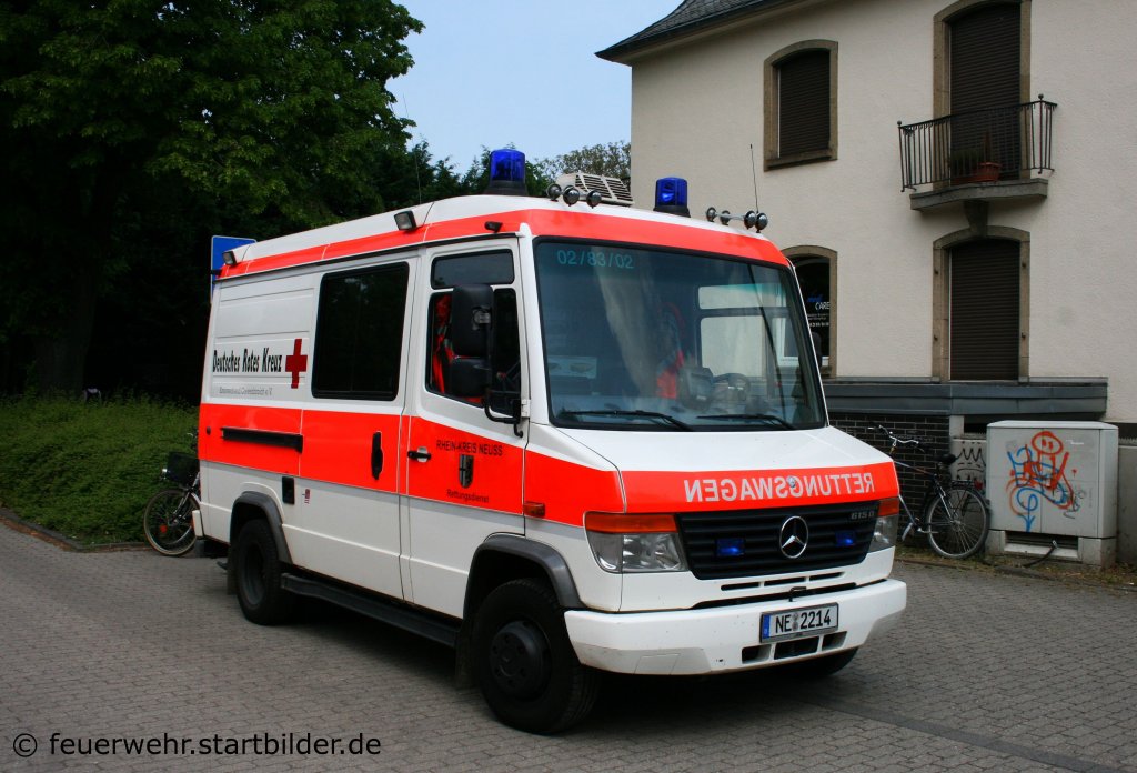RTW DRK-Rhein Kreis Neuss (NE 2214) (Funk:2/83/2) auf MB 615D.
Aufgenommen in Grevenbroich am 30.4.2011.