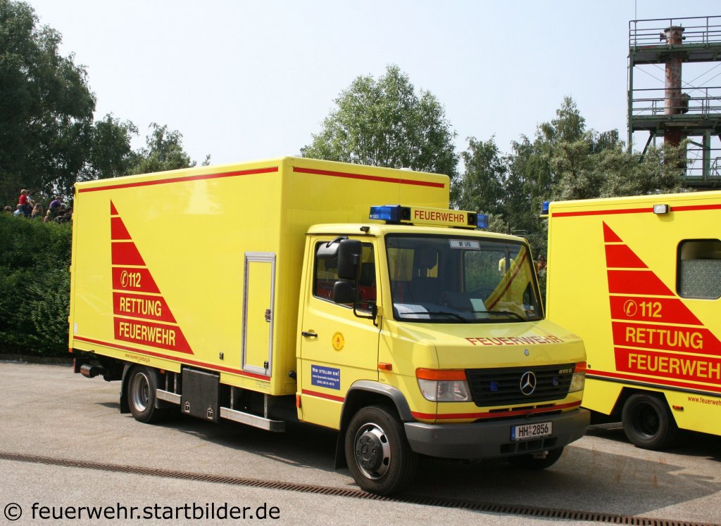 RTW (HH 2658) auf MB 815D der Feuerwehr Hamburg.
Aufgenommen bei der Feuerwehrschule Hamburg am 21.5.2011.