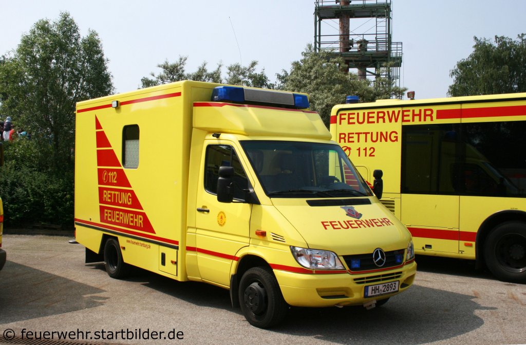 RTW (HH 2893) auf MB Sprinter der Feuerwehr Hamburg.
Aufgenommen bei der Feuerwehrschule Hamburg am 21.5.2011.