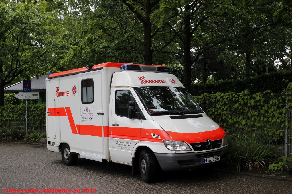 RTW (MH J 8302) der Johanniter M�lheim/Ruhr.
Aufgenommen beim Tag der Hilfsorganisationen am 26.5.2013 in M�lheim.