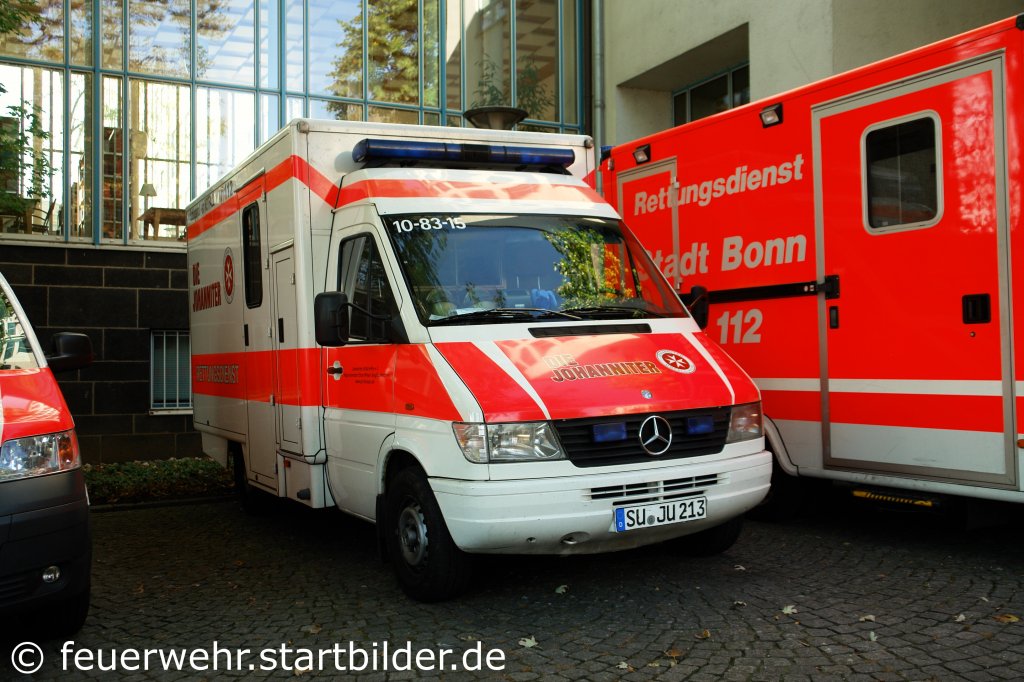 RTW (SU JU 213) der Johanniter aus Euskirchen.
Aufgenommen beim NRW Tag 2011 in Bonn.