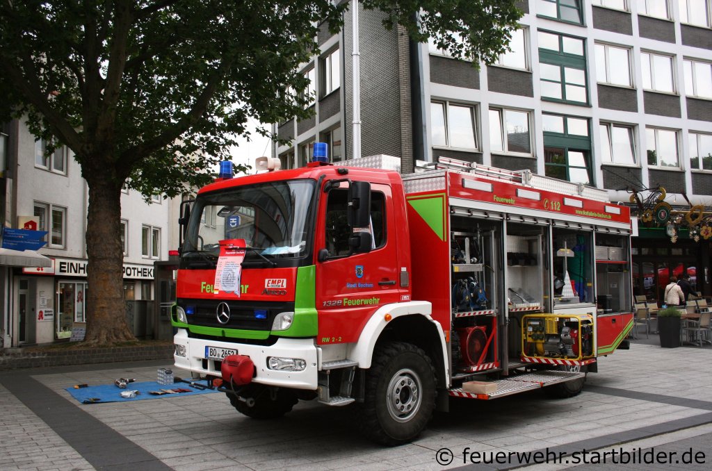 RW 2-2 (BO 2653) auf MB Atego mit Empl Aufbau.
Aufgenommen in der Bochumer City am 28.5.2011.