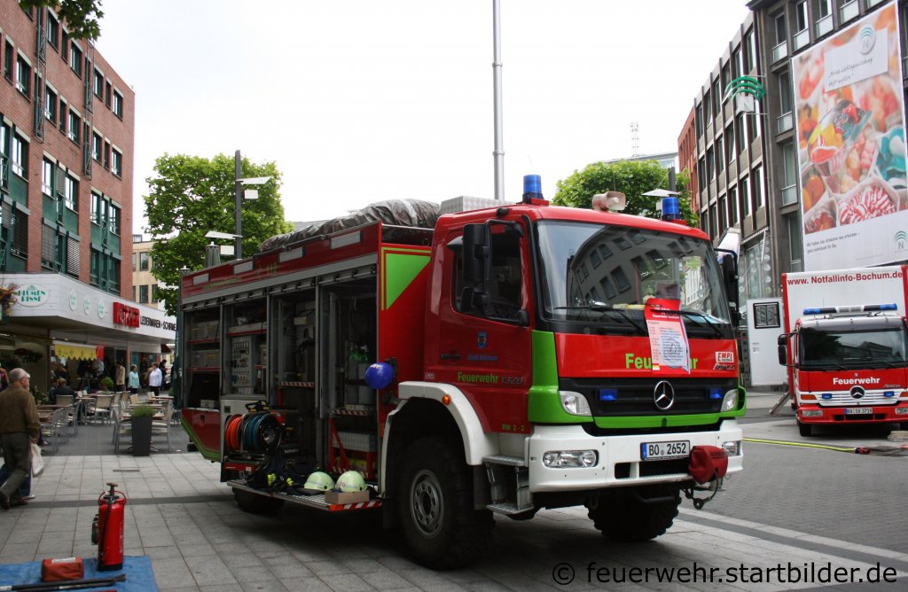 RW 2-2 (BO 2653) auf MB Atego mit Empl Aufbau.
Aufgenommen in der Bochumer City am 28.5.2011.