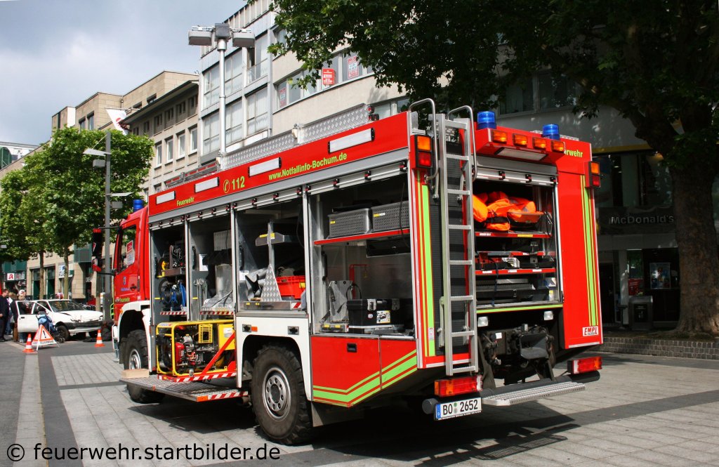 RW 2-2 (BO 2653) auf MB Atego mit Empl Aufbau.
Aufgenommen in der Bochumer City am 28.5.2011.