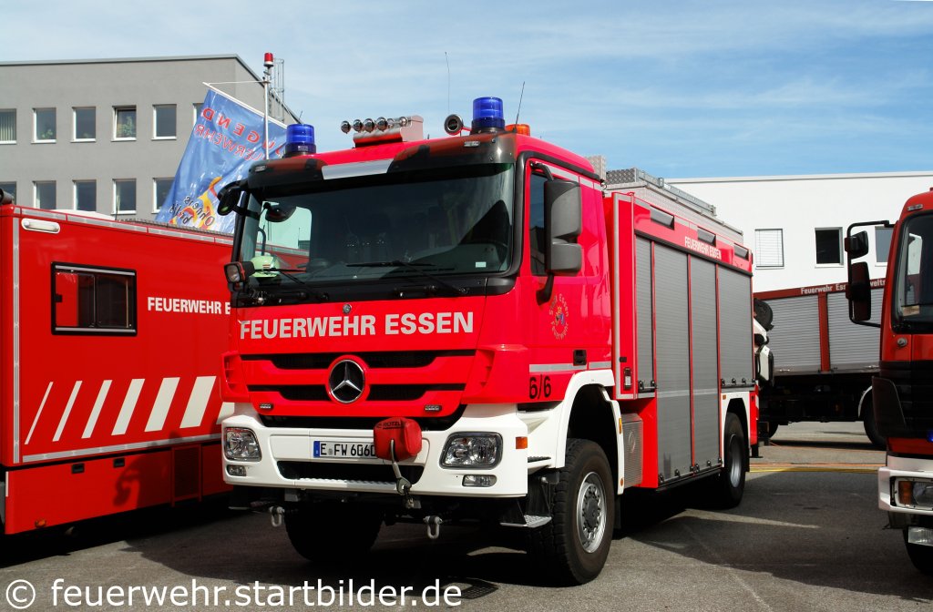 RW 2  6/6 der Feuerwehr Essen.
Das Fahrzeug hat einen Ladekran der 5 Tonnen heben kann.
der RW 2 bringt 20 Tonnen auf die Waage.
Aufgenommen beim Tag der Offenen T�r der Feuerwache 1 in Essen, 10-11.9.2011.
