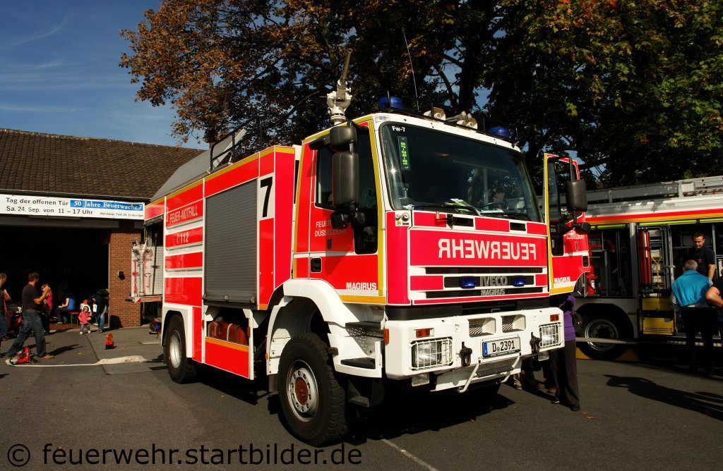 TLF 20/40 SL (7/24/1) von der Wache 7.
Das Fahrzeug hat 4800 Liter Wasser und 250 Kg Pulver geladen.
Aufgenommen beim Tag der Offenen T�r der Wache 7 am 23.9.2011.
