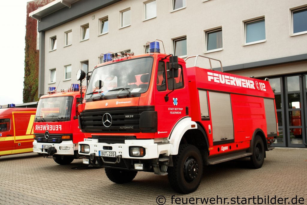 TLF 24/50 der Feuerwehr Bottrop mit Schlingmann aufbau.
Standort von diesem Fahrzeug ist die Wache 1.
Aufgenommen beim Tdo der FF Altstadt, 18.9.2011.