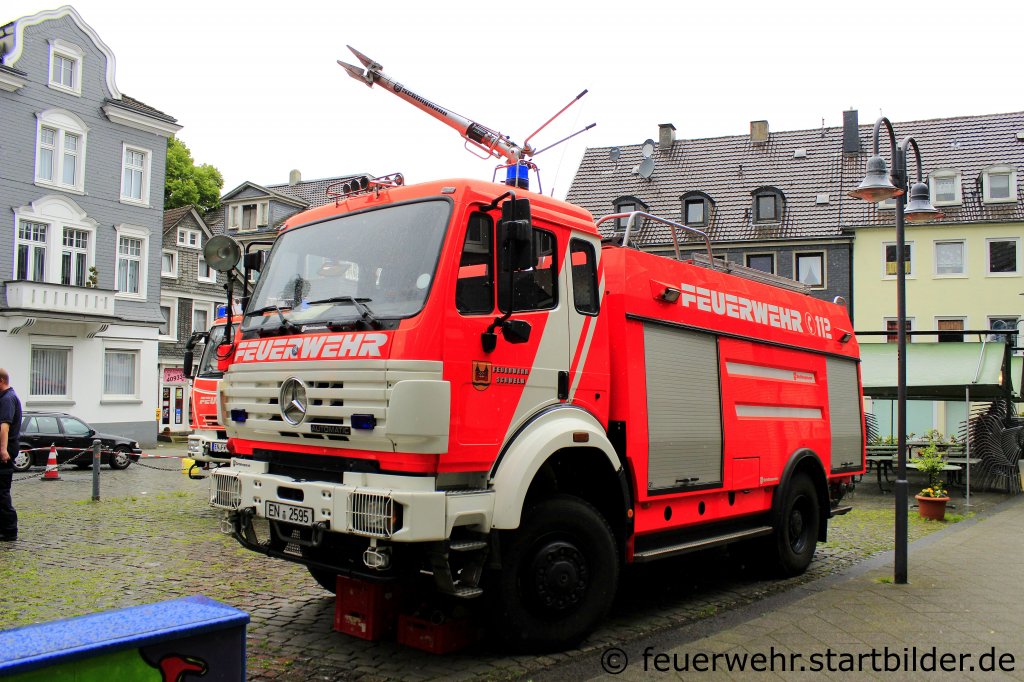 TLF 24/50 der Feuerwehr Schwelm.
Das TLF ist Baujahr 1998 und wurde von Schlingmann Aufgebaut.
Das TLF ist beim LZ Schwelm Stadt Stationiert.
Aufgenommen beim Tag der Feuerwehr in Schwelm, 16.6.2012.