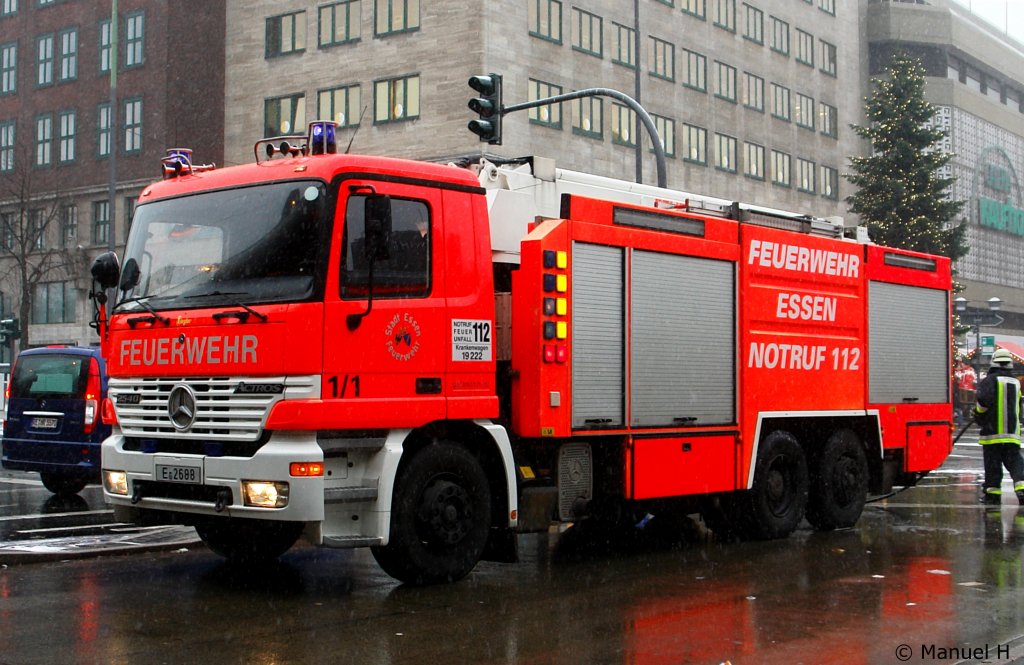 TLF 48/50 (Florian Essen 1-GTLF-1).
Aufgenommen am HBF Essen, 29.11.2010.
