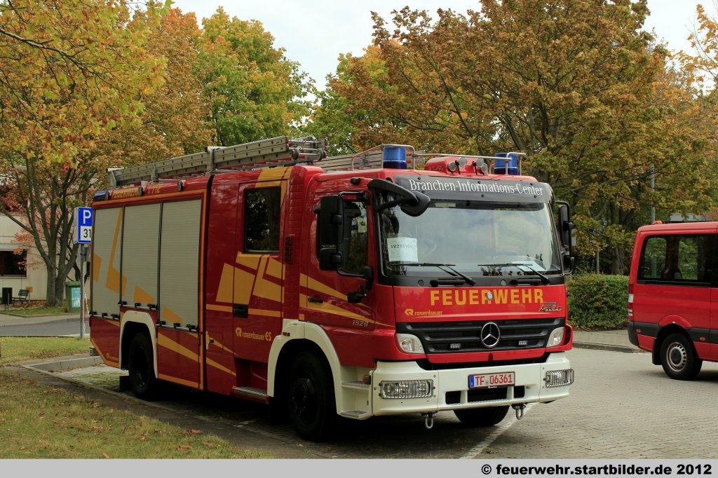 Vorf�hrfahrzeug (TF 06361) von Mercedes Benz mit Rosenbauer Aufbau.
Aufgenommen beim Jubil�um 50 Jahre LFV-Rheinland-Pfalz in Mainz,6.10.2012.