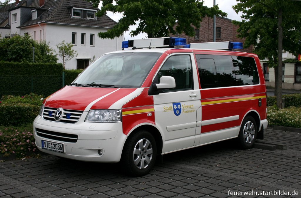 VW T5 (VIE 2036) der Feuerwehr Viersen
Aufgenommen beim Tag der Offenen T�r der Feuerwehr Viersen Stadtmitte, 20.6.2010.