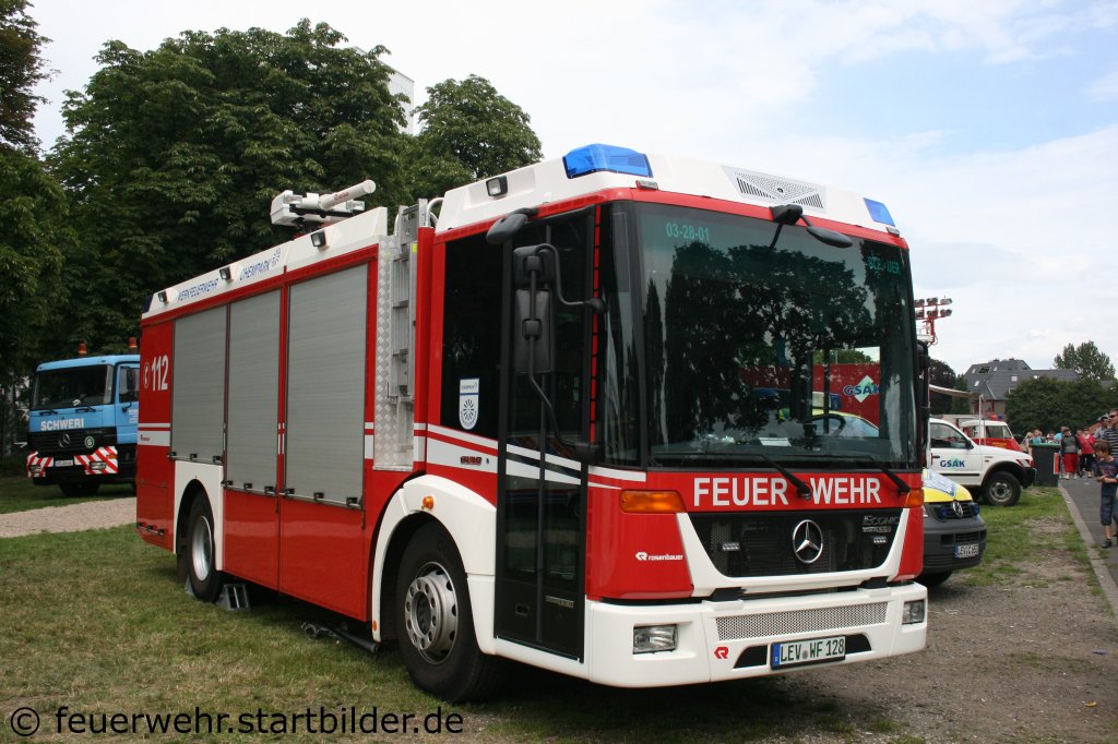 Werkfeuerwehr Chempark Leverkusen
Dieses Fahrzeug hat einen Rosenbauer Aufbau.
Aufgenommen beim Blaulichtag in Krefeld am 10.7.2011.
