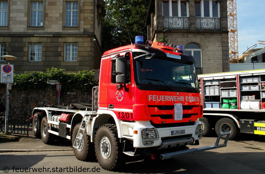 WLF 13/01 der Feuerwehr Essen.
Aufgenommen beim NRW Tag 2011 in Bonn.