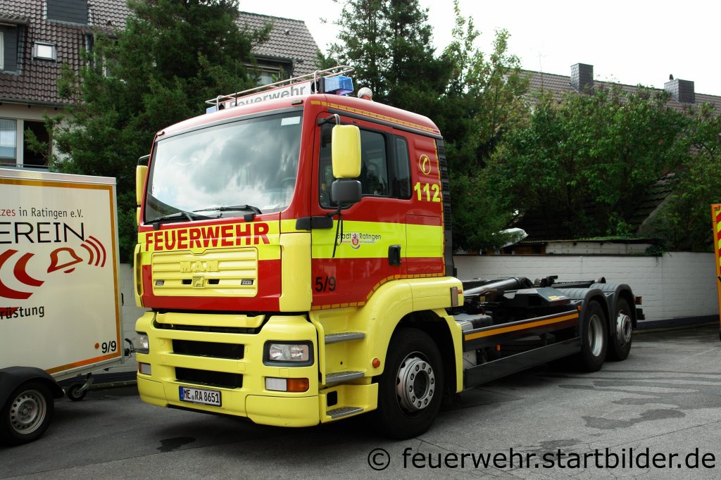 WLF 5/9 der Feuerwehr Ratingen mit Meiller Aufbau.
Aufgenommen bei einen Stadtfest in Ratingen Lintorf 4.9.2011.