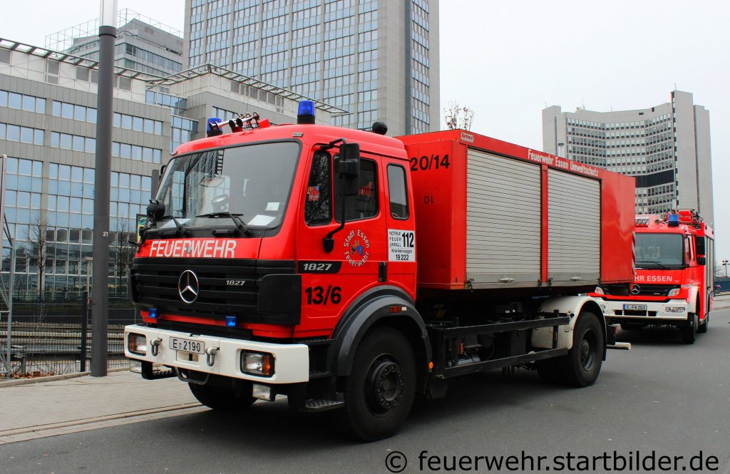 WLF der Feuerwehr Essen.
Beladen ist das WLF mit dem AB �l.
Aufgenommen am HBF Essen,7.3.2012.
