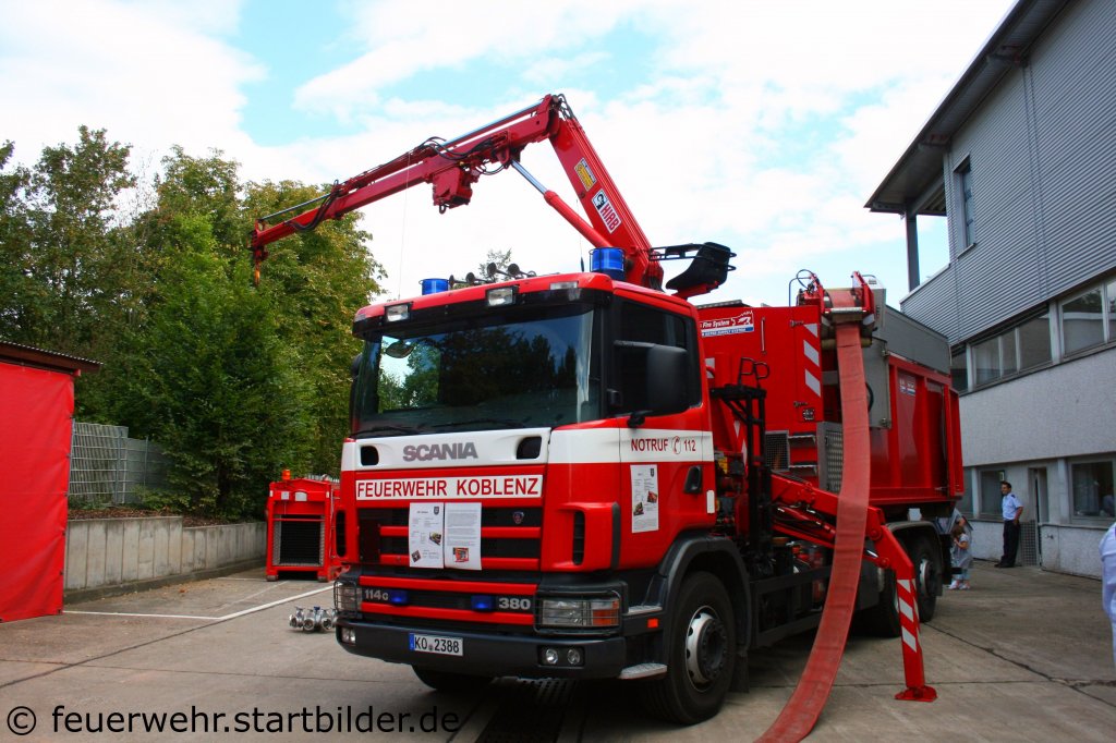WLF der Feuerwehr Koblenz mit Haib Aufbau.
Aufgenommen beim Tag der Offenen T�r der Fw Koblenz, 28.8.2011.