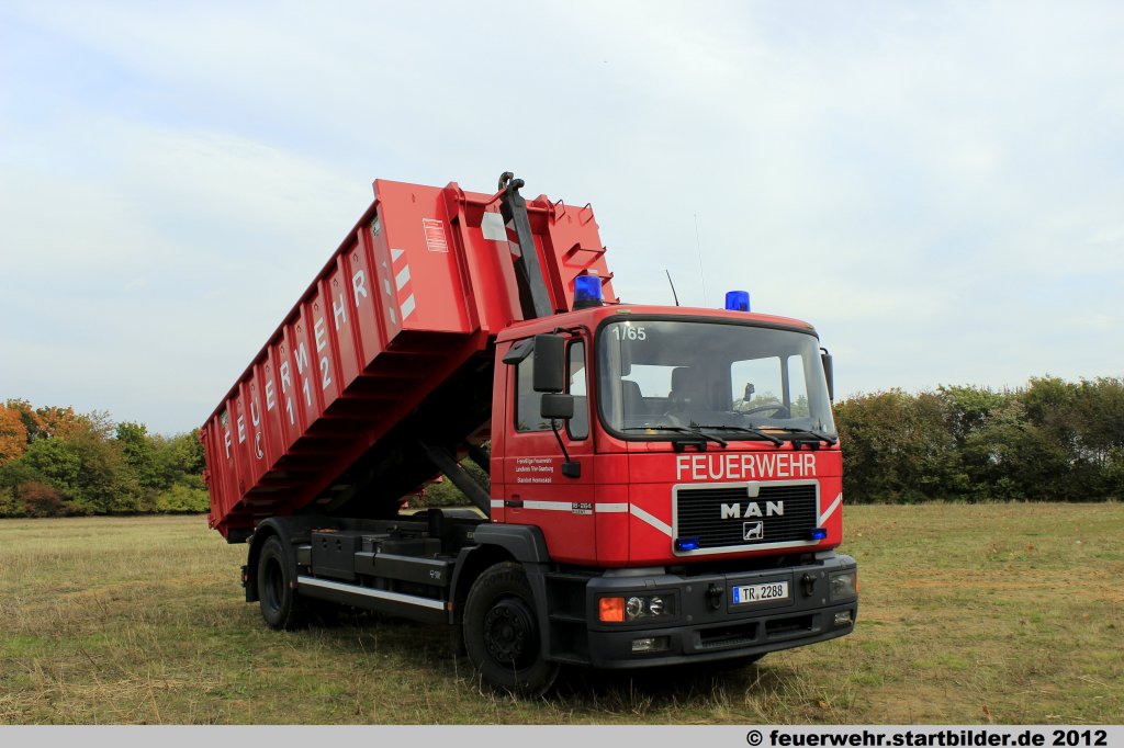 WLF (Florian Hermeskeil 1-65) der Feuerwehr Hermeskeil.
Das Fahrzeug ist Baujahr 1997 und wurde von der Firma Georg Aufgebaut.
Aufgenommen beim Jubil�um 50 Jahre LFV-Rheinland-Pfalz in Mainz,6.10.2012.