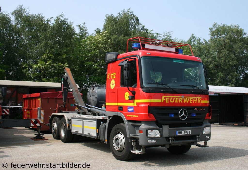 WLF (HH 2971) auf MB Actros 2536 6x2 der Technik + Umweltwache mit Multilift Aufbau.
Das Fahrzeug ist Baujaher 2006.
Aufgenommen beim Tag der offenen T�r der Feuerwehrschule Hamburg am 21.5.2011.