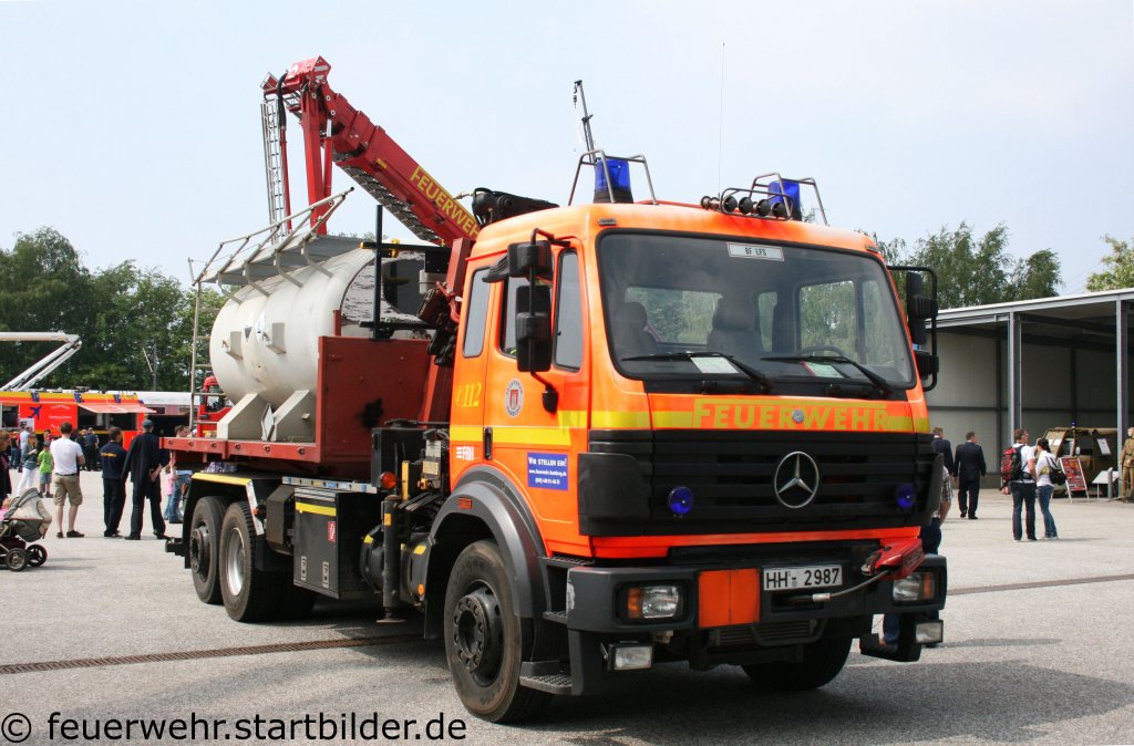 WLF (HH 2987) auf MB 2531 mit Meiller Aufbau der Feuerwehr Hamburg.
Aufgenommen beim Tag der offenen Tür der Feuerwehrschule Hamburg am 21.5.2011
