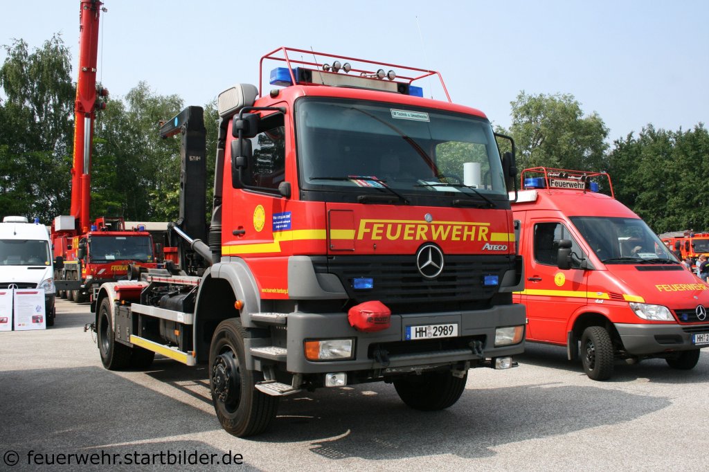 WLF (HH 2989) auf MB Atego 1828 4x4 mit Meiller Aufbau.
Das Fahrzeug ist Baujahr 2003 und steht bei der Technik + Umweltwache.
Aufgenommen beim Tag der offenen T�r der Feuerwehrschule Hamburg am 21.5.2011.