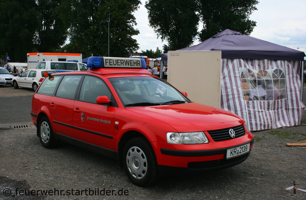 Zur Feuerwehr Krefeld geh�rt dieser VW Passat.
Aufgenommen beim Blaulichtag in Krefeld am 10.7.2011.
