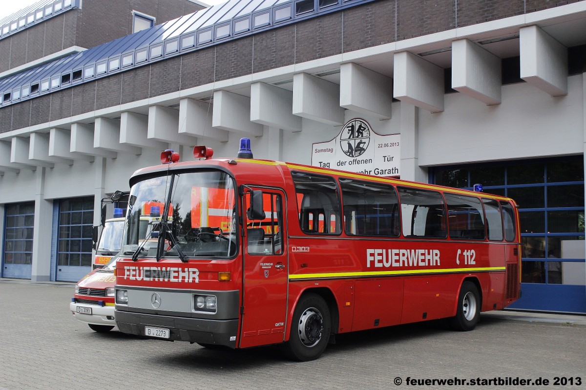 Bei der Feuerwehr gibt es auch Busse.
Die Feuerwehr D�sseldorf setzt diesen Mercedes O 303 ein.
Er h�rt auf den Namen 06-GKTW-01.
Der Bus ist auf der Feuer und Rettungswache Stationiert.