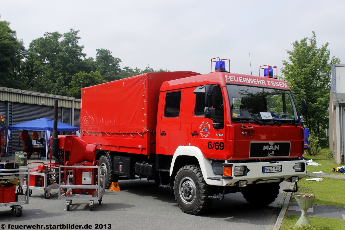 Dekon-P
Das Fahrzeug ist bei der FF Essen Borbeck Stationiert und der Funkname ist 
19-Dekon-5.