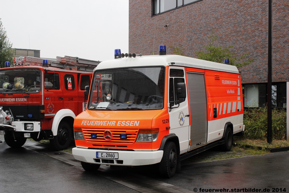 Im früheren Leben war er mal ein Lösch-RTW.
Jetzt ist er das Info-Mobil der Feuerwehr Essen.
